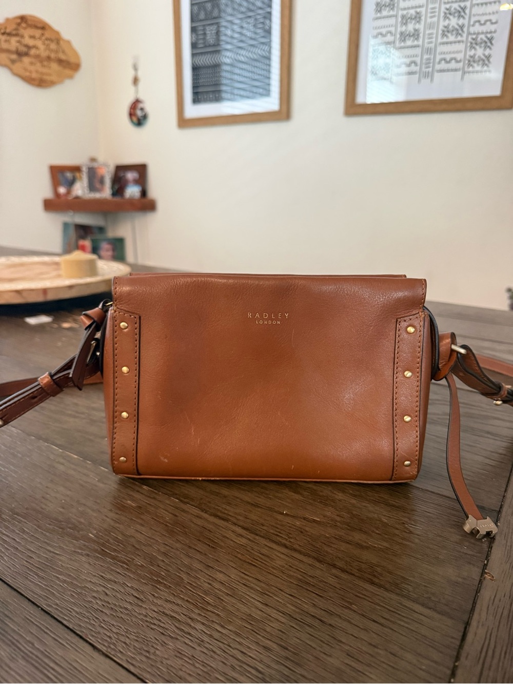 RADLEY LONDON Tan Leather Messenger Bag with Gold Studs